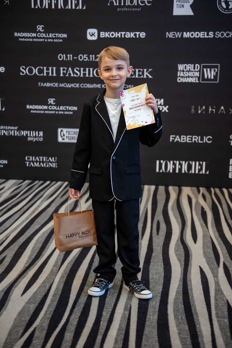 SochiFashionWeek2024 дизайнер Юлия Крылова. Семейный и коммерческий фотограф в Сочи Александр Бодунов