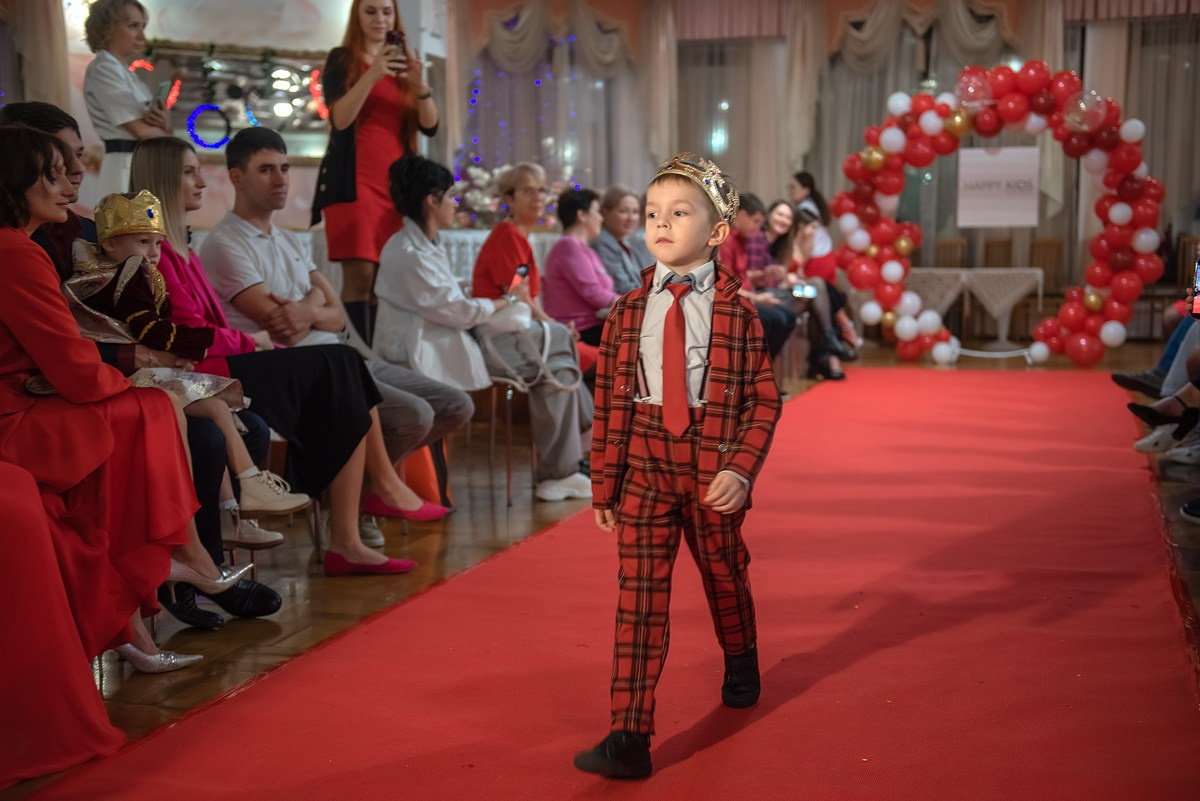 Выпускной в детской школе моделей HAPPYkids 2024. Семейный и коммерческий фотограф в Сочи Александр Бодунов