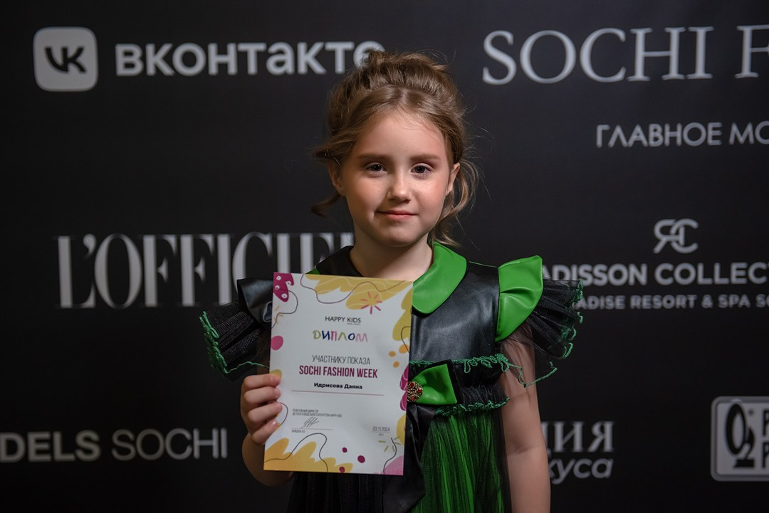 SochiFashionWeek2024 дизайнер Анохина Светлана. Семейный и коммерческий фотограф в Сочи Александр Бодунов