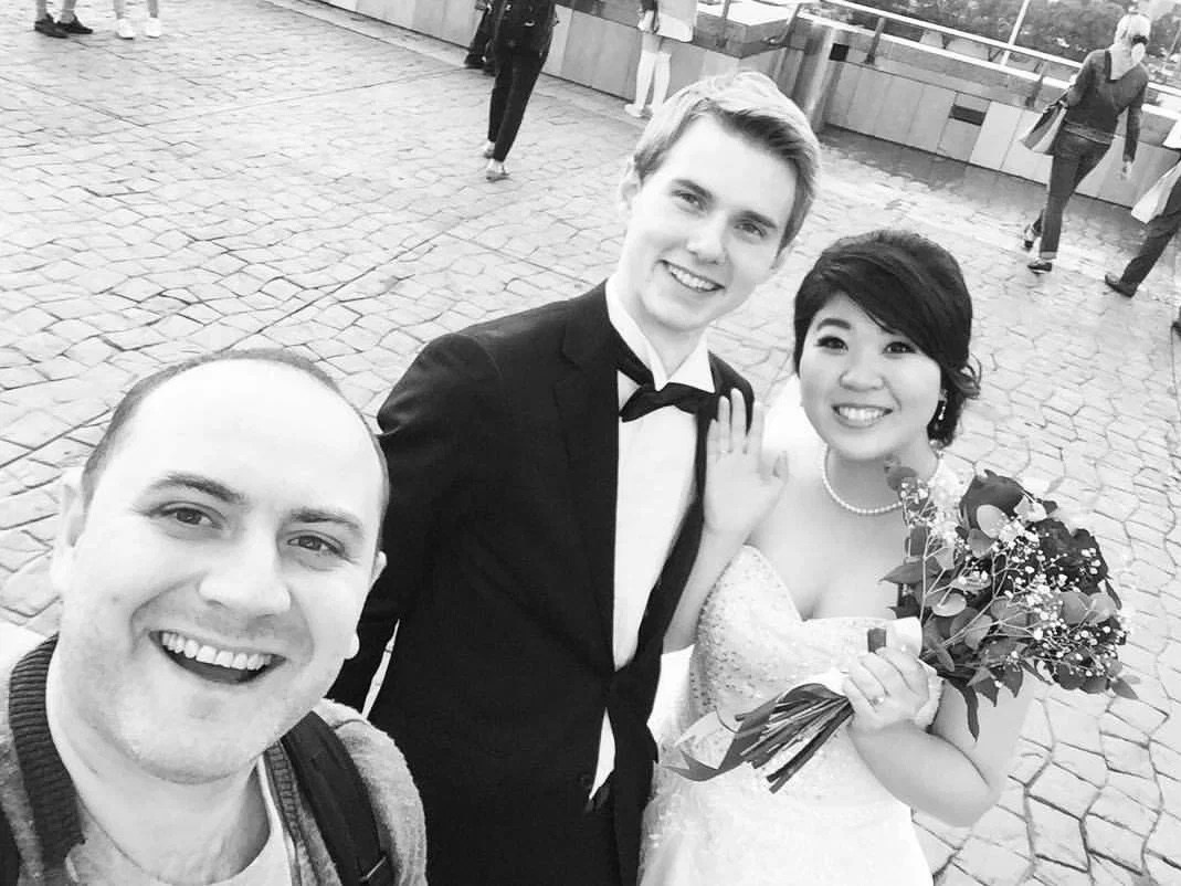 Фотограф в кадре — на протяжении уже 10 лет, по традиции делаю обязательно фото с молодыми!. Свадебный фотограф Александр Абрамов Москва / Зеленоград