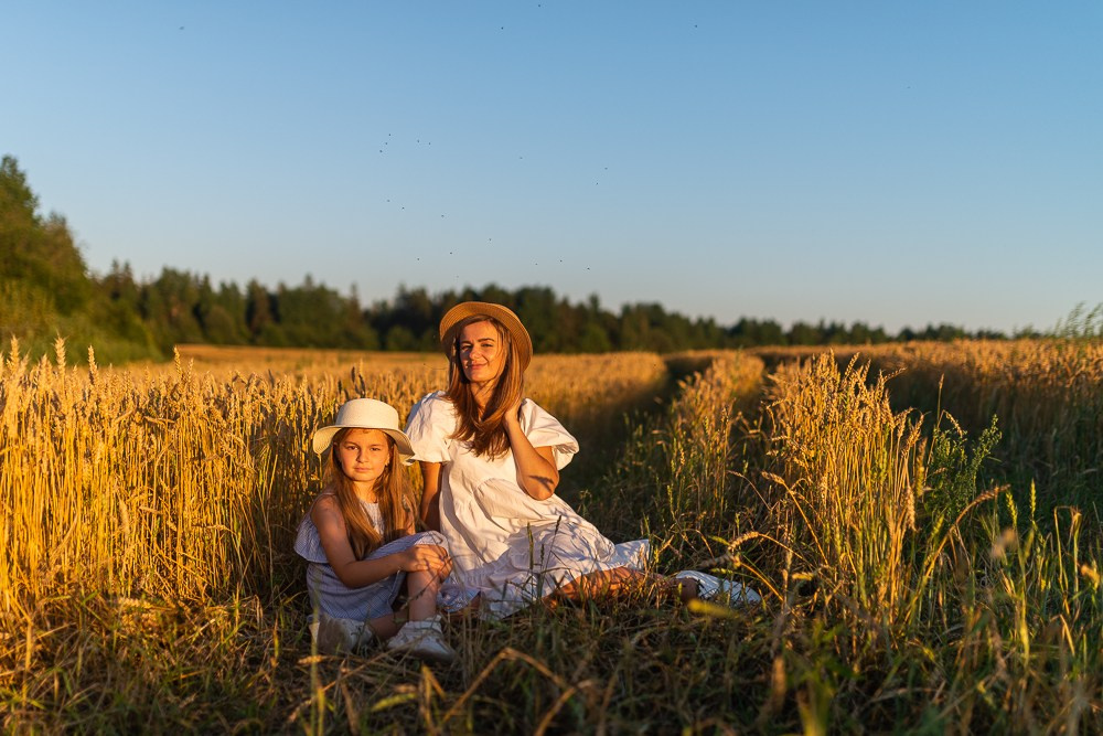 Поле, закат и наши улыбки. Фотограф Мария Ковкова