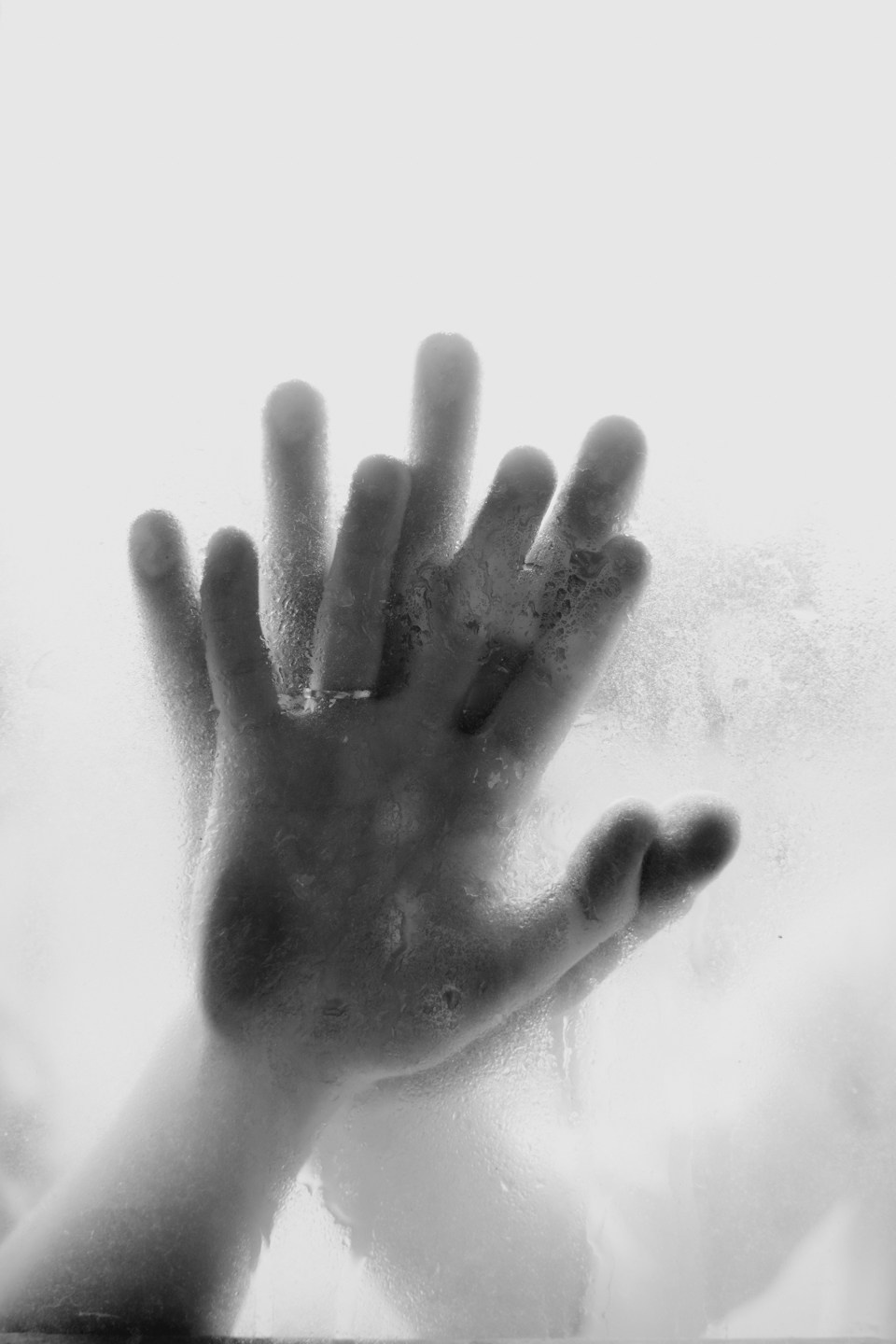 Фотоснимок руки парня и девушки 