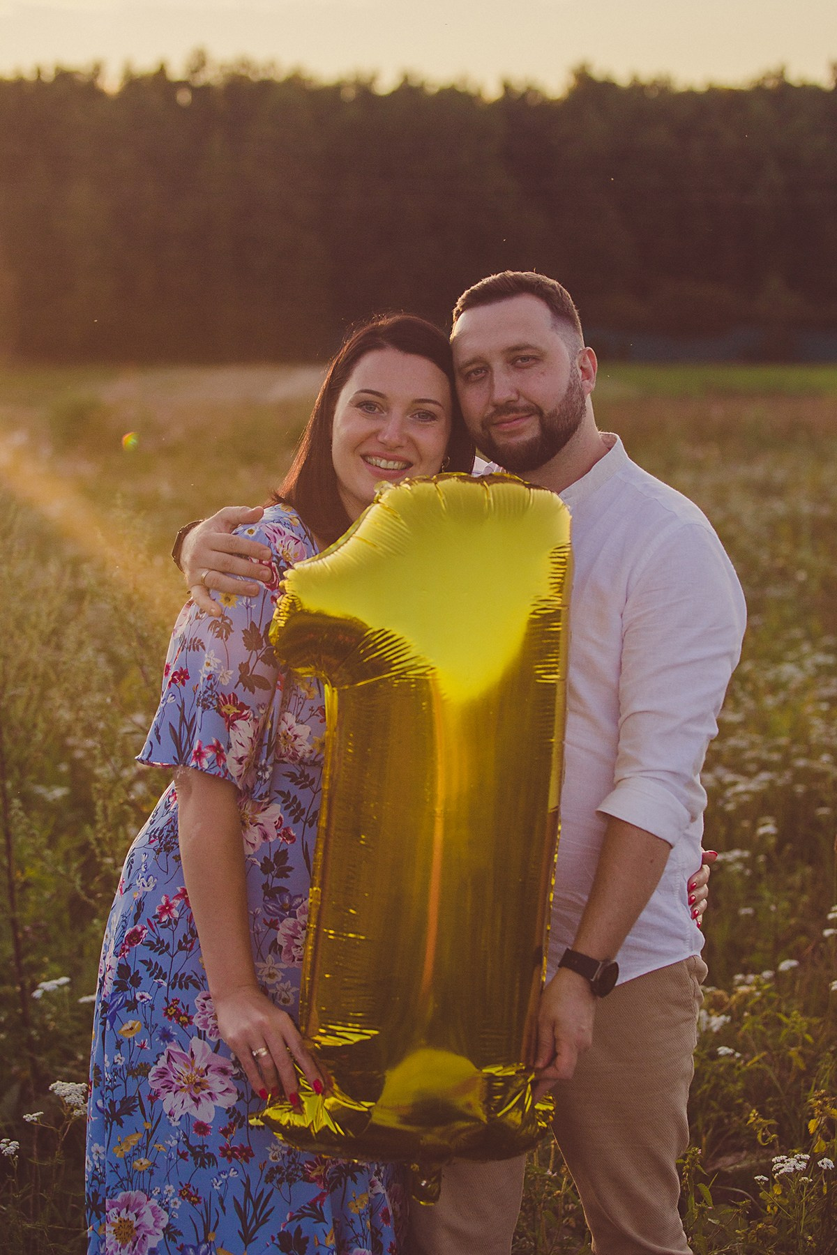 Фотосессия лавстори lovestory на годовщину свадьбы романтическая пара влюблённых в после цветов иван-чай. Семейный и детский фотограф в Москве Мария Быкова