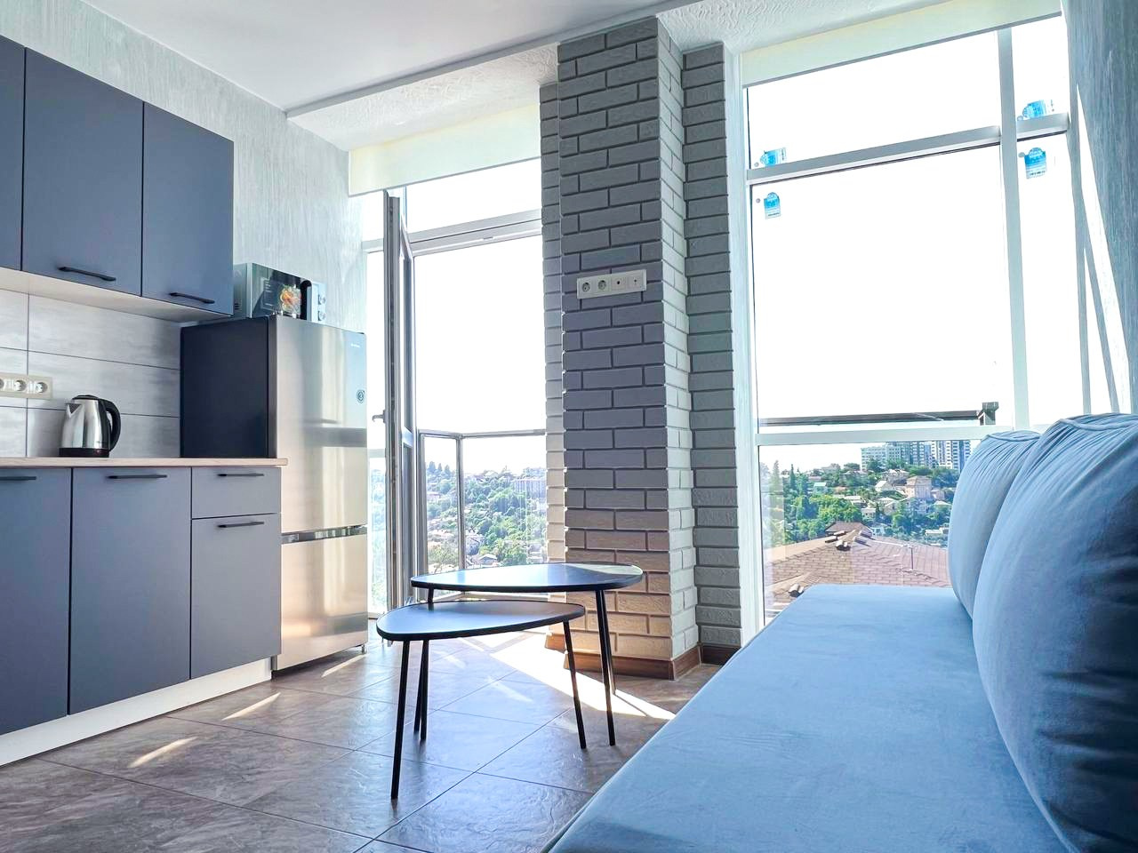 Классная двухуровневая квартира с потрясающим видом на город, со своей парковкой. Квартиры посуточно, длительно в Сочи, LARA APART GROUP