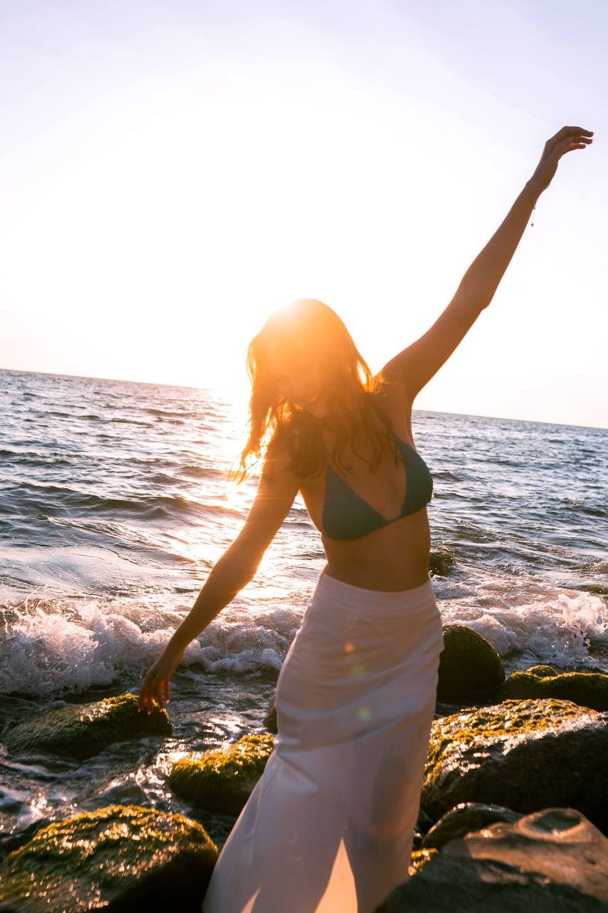 Девушка в купальнике на закате 