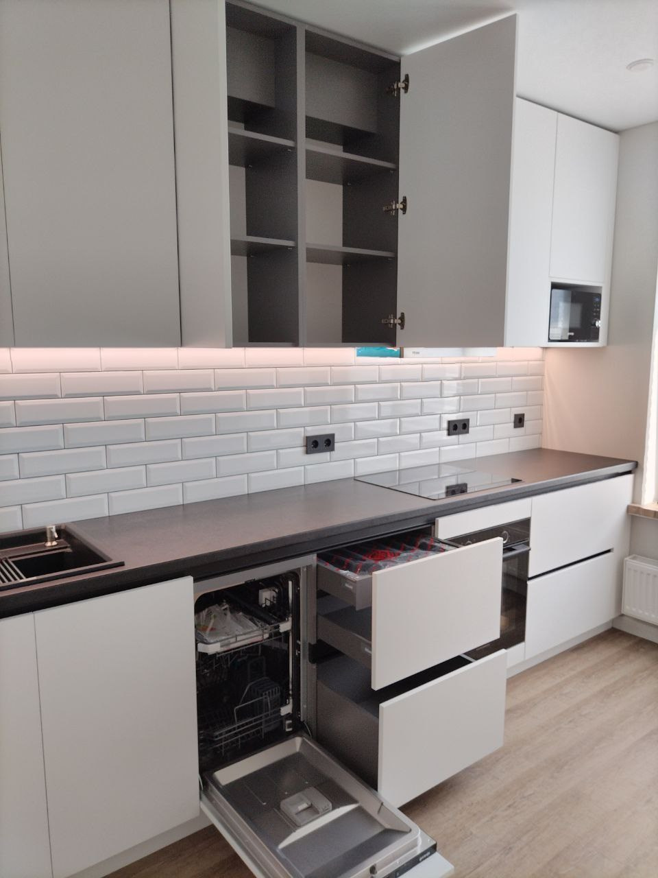 Фото с монтажа |Мебель на заказа: кухни, шкафы и т.д. в Томске. ГУДРУМ — Мебель на заказ в Томске | Кухни | Шкафы | Стулья и Столы