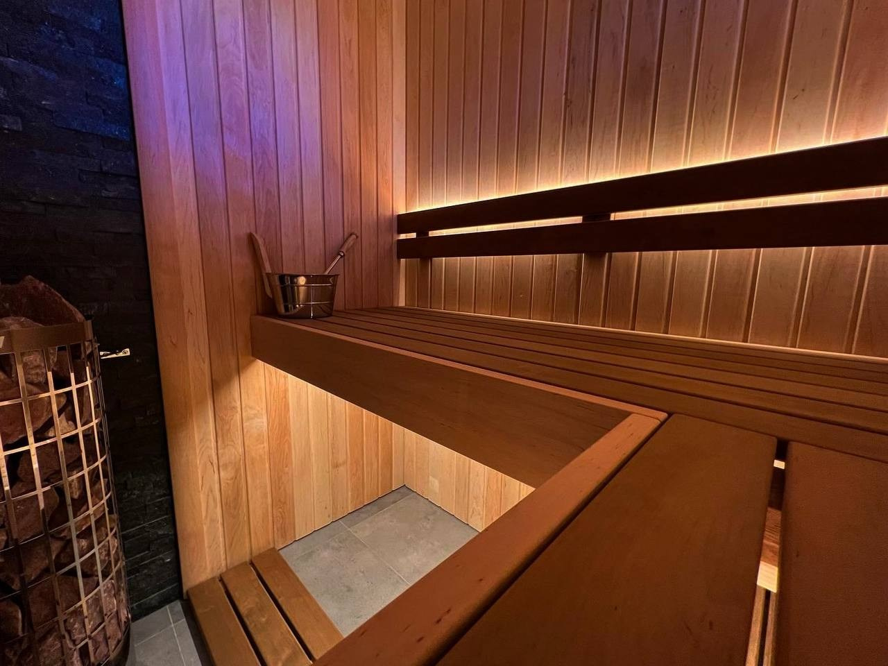 Классика STM в Рахье. Парящие полки, никаких стоек и вертикальных зашивок. Каждый сантиметр пространства должен быть полезным!. SaunaTopMasters