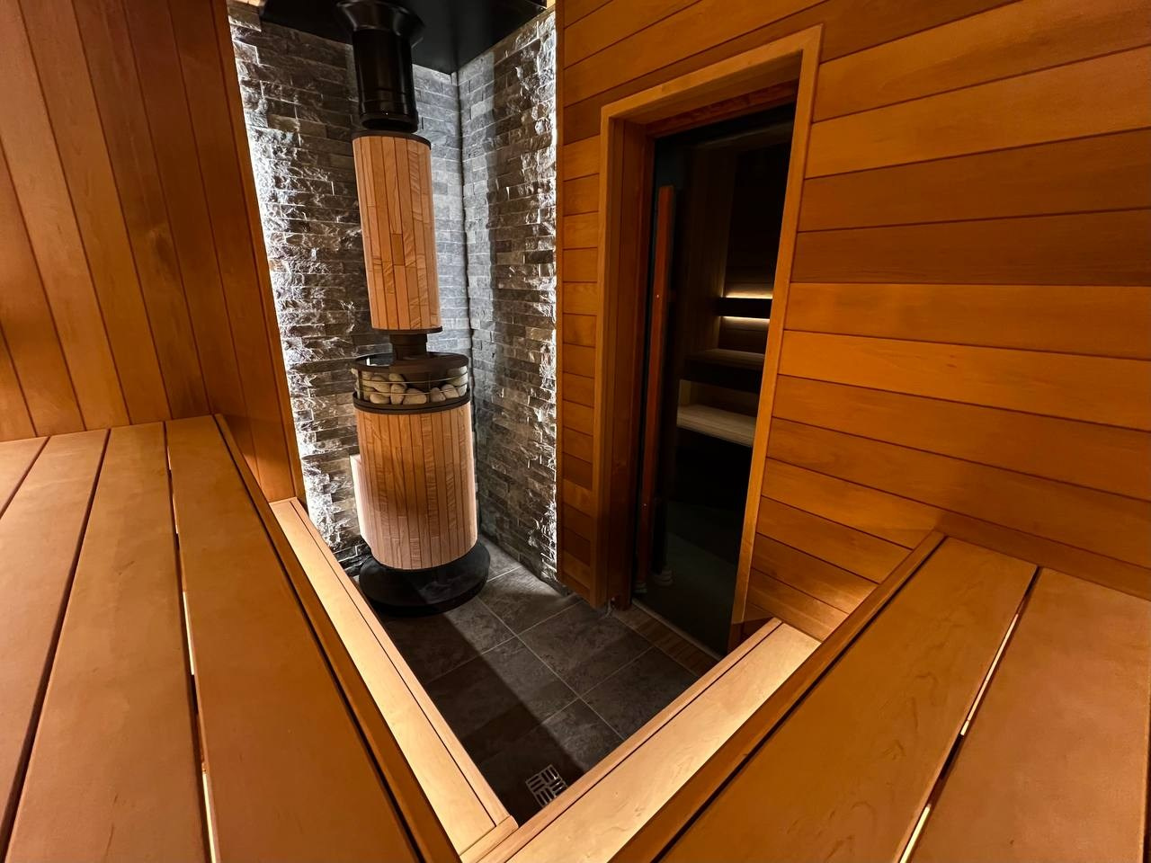 Роскошная парная в Касимово с натуральным камнем, можжевеловым панно, парящими полками и спинками, и главное- Атмосфера в новой облицовке. SaunaTopMasters