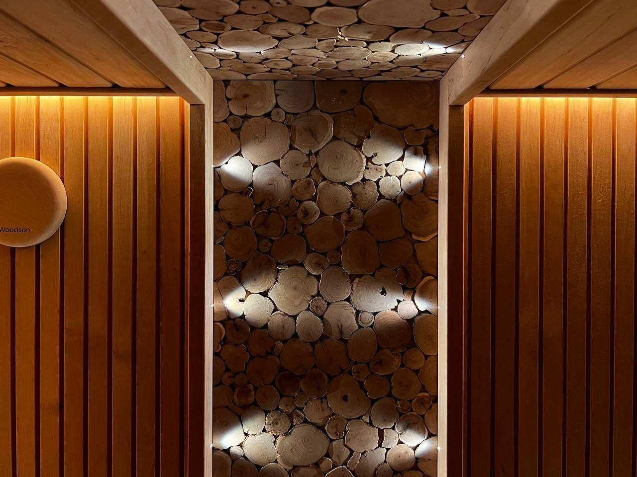 Роскошная парная на берегу Пионерского озера. Благородная термоольха, ароматный можжевельник и теплая подсветка дарят незабываемую атмосферу. SaunaTopMasters