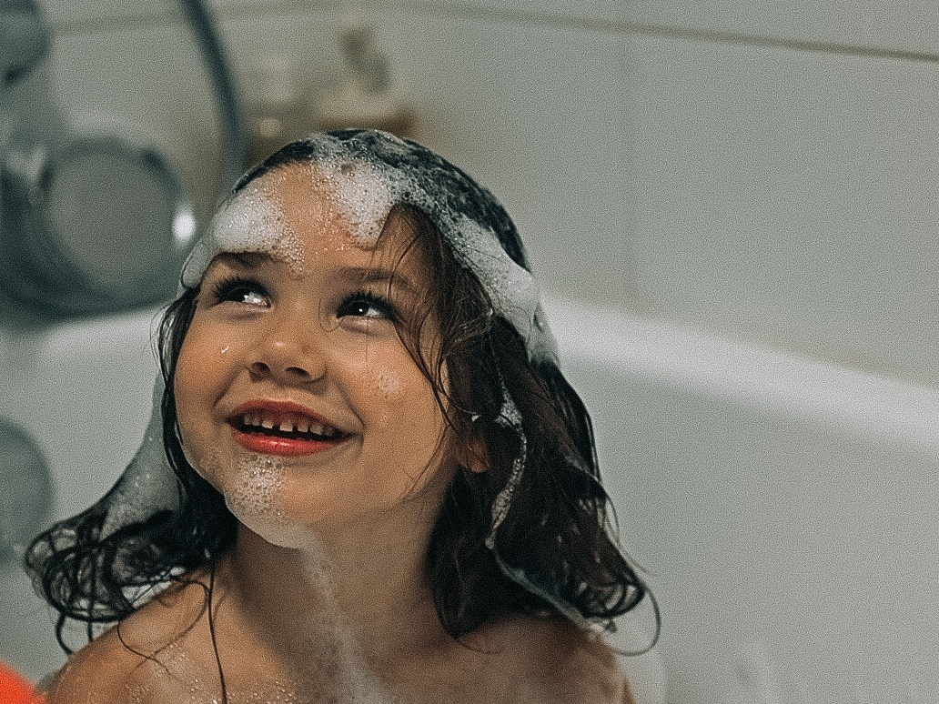 Элиза купается в ванне. Семейный фотограф в Москве Дарья Пузикова