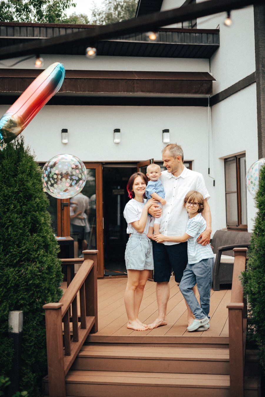 Коля, Ксюша, Саша, Андрей, Кира и бабушки | на даче