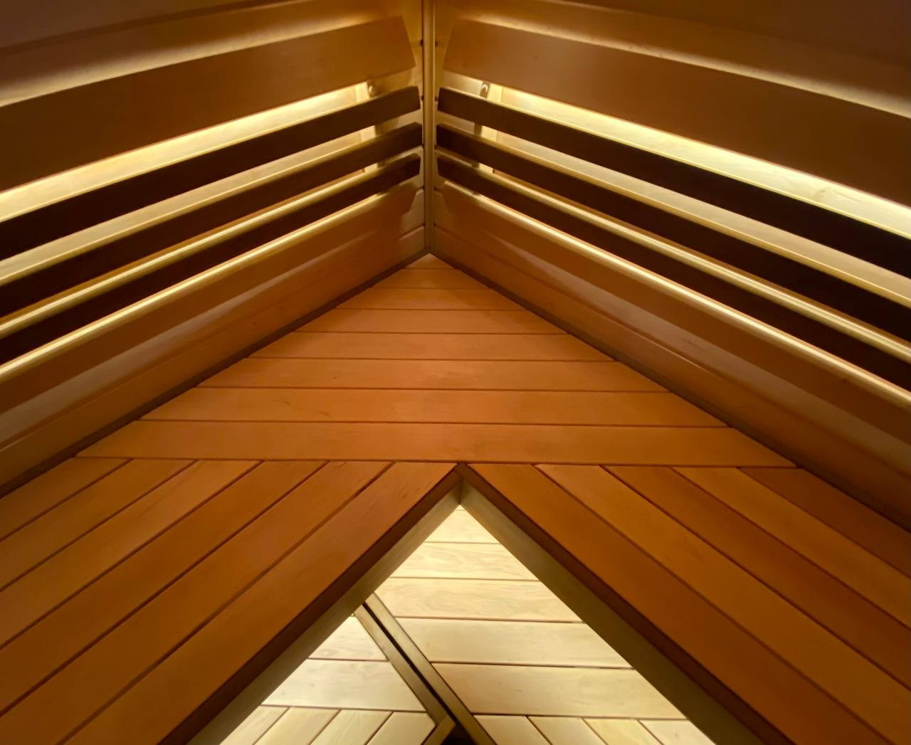 Парная в Токсово: печь Easysteam, ольховые полки с диагональными зашивками, анатомические спинки и мягкий свет солевых ламп. SaunaTopMasters