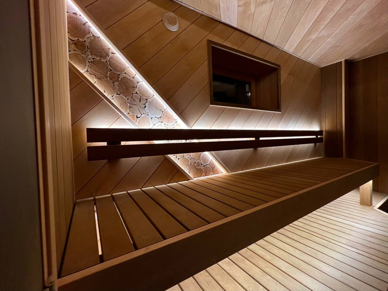 Диагональная баня в Отрадном. В помещение парной встроена отдельная инфракрасная кабина. Смелое и уникальное решение. SaunaTopMasters