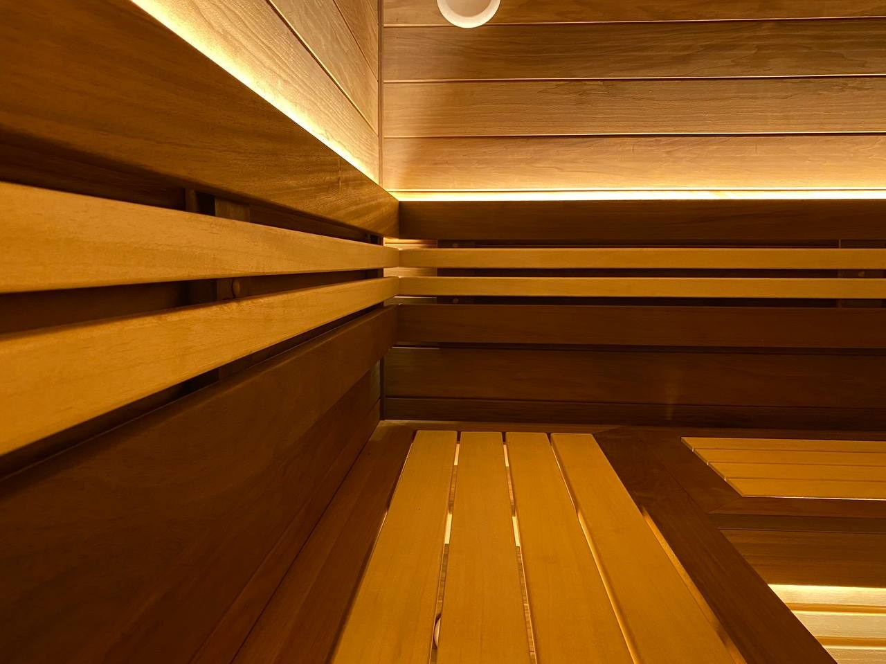 Сауна под Кировском. Парная выполнена из комбинации Абаши и Термоабаши. А в Противопожарном углу красуется печь Sawo Aries. SaunaTopMasters