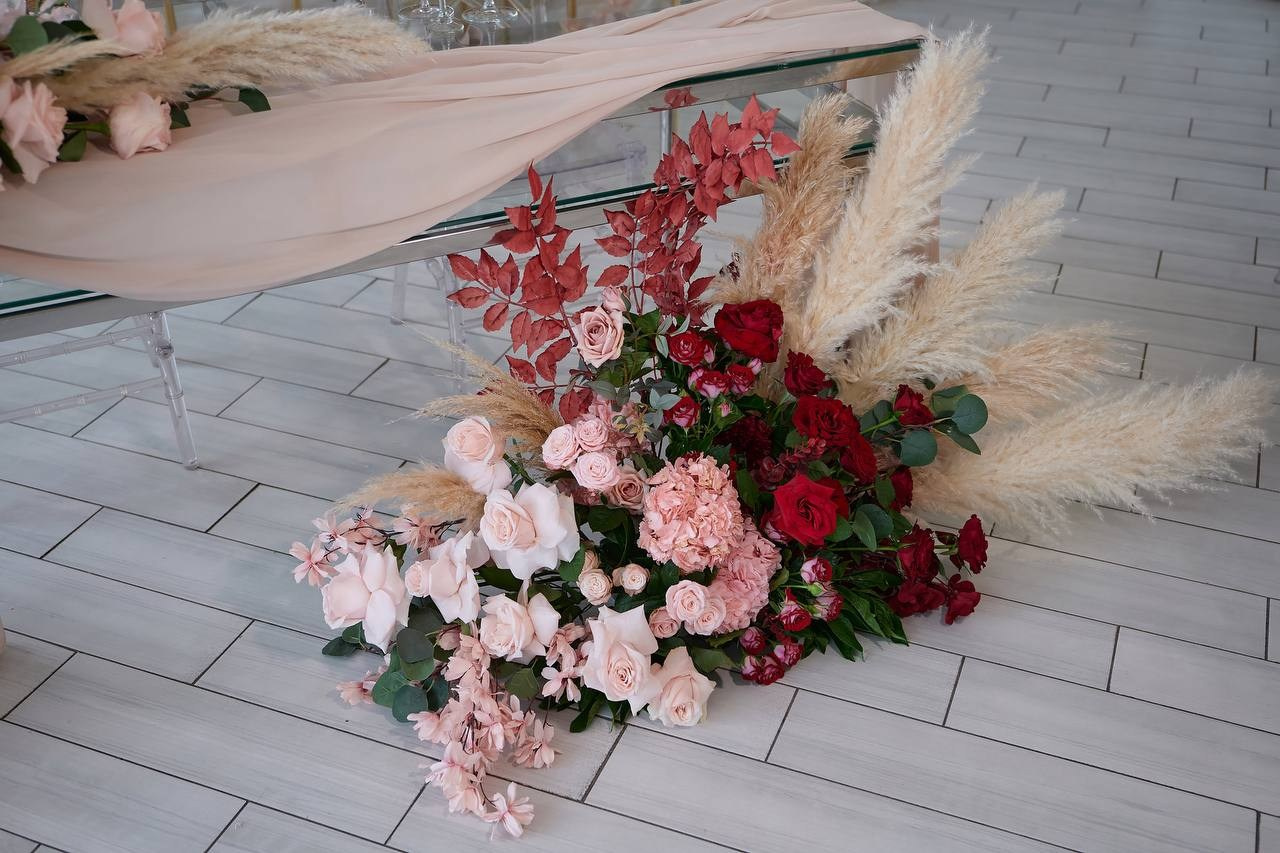 Винные оттенки. Подрядчики и друзья сети свадебных площадок House for wedding