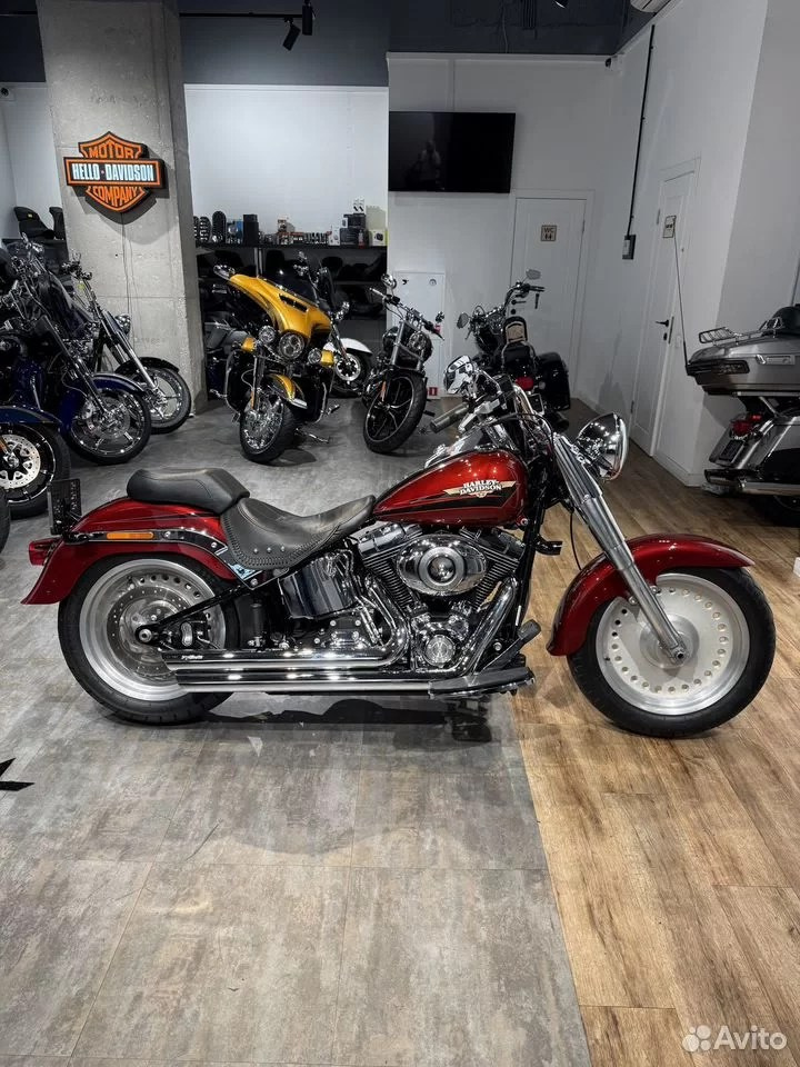 Купить Harley-Davidson Fat Boy (Red Hot Sunglo) (Softail/Dyna) — подробнее на сайте. Hello Davidson, Москва. Только хорошие мотоциклы…