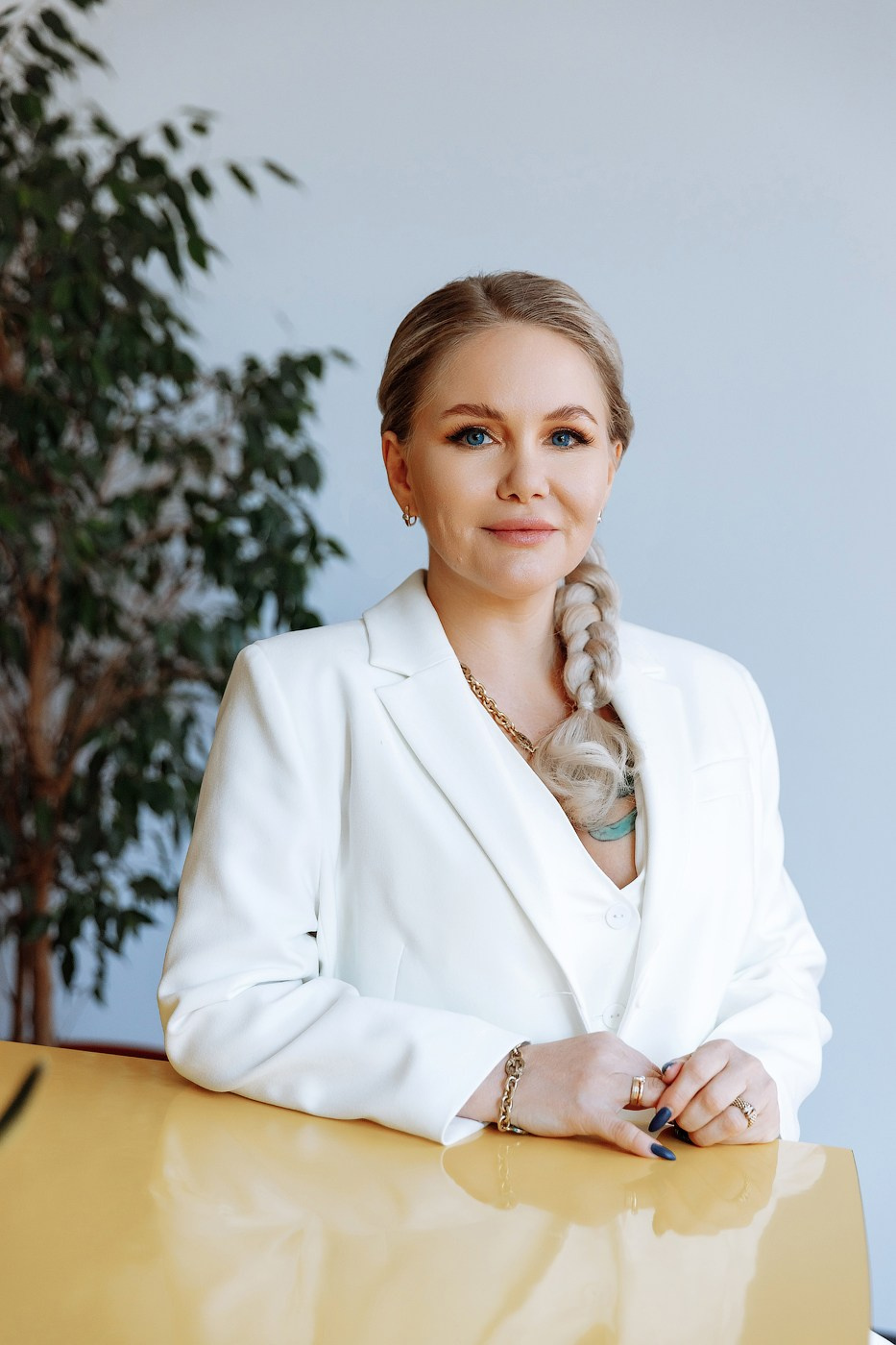 Portrait women’s photo session at the Photo Studio. Professional photographer in Sochi Victoria Joy. Teaching Photography