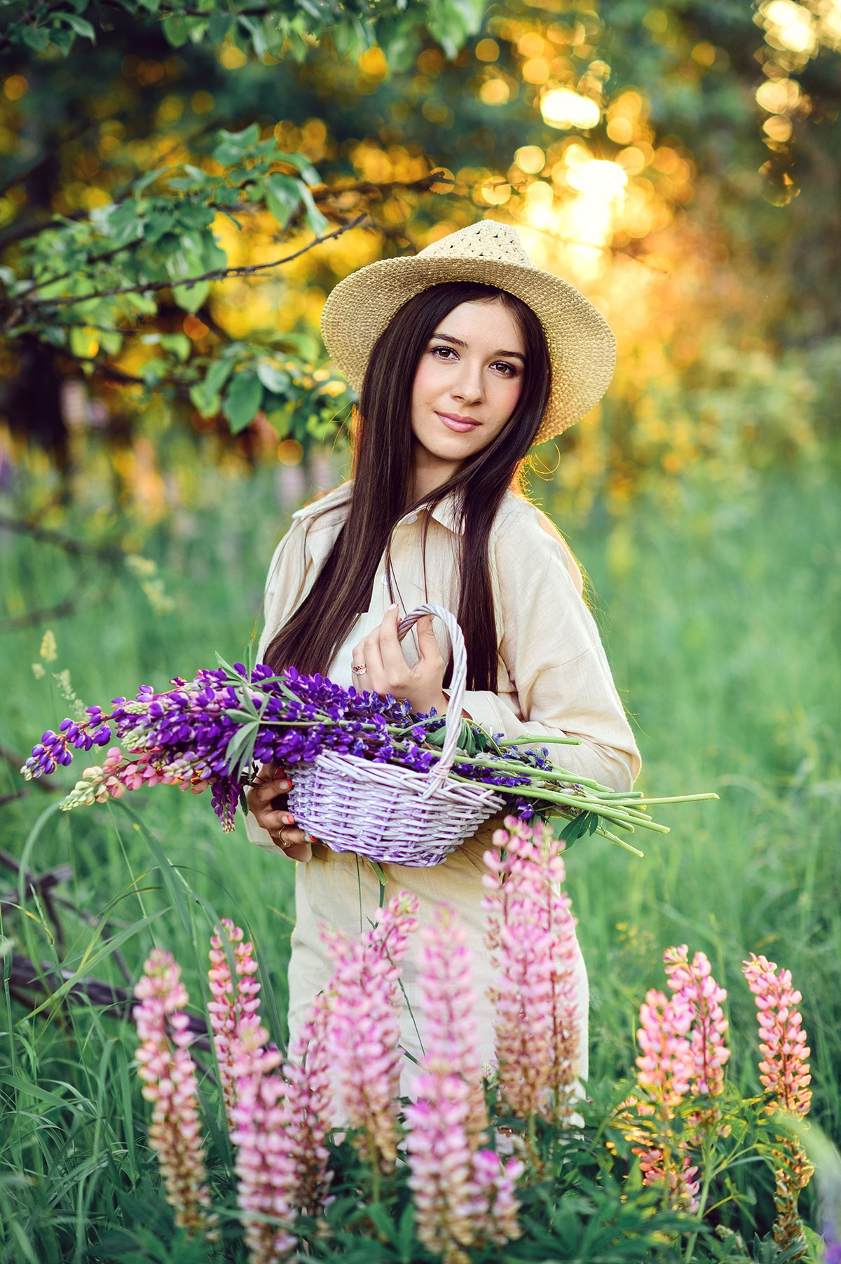 фотография девушки с люпинами