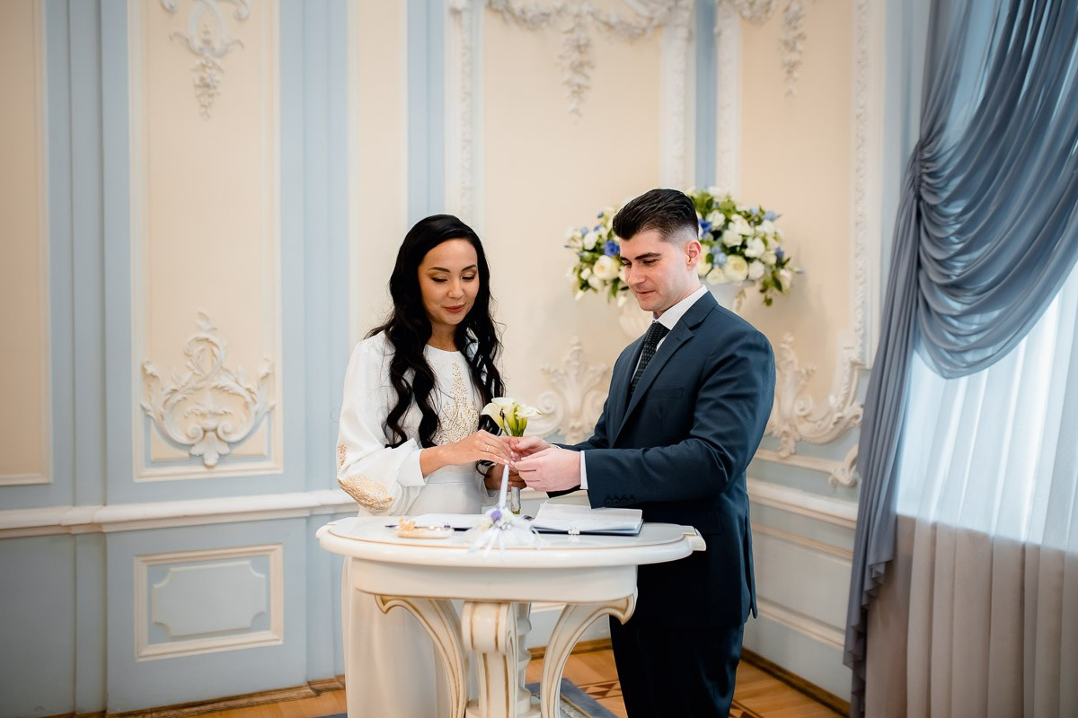 Свадебная фотосессия в ЗАГСе. Свадебный фотограф в Санкт-Петербурге Антон Владимиров