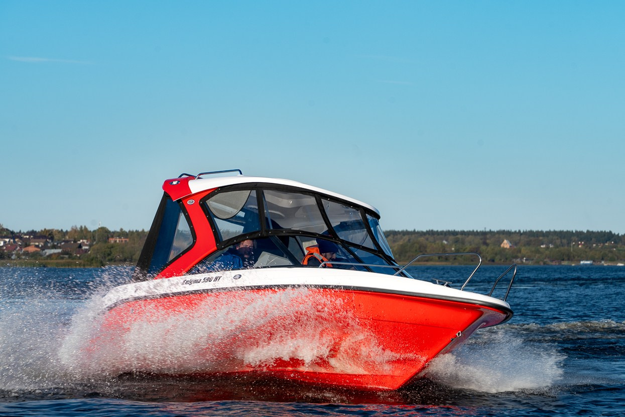 Катер Enigma идёт по воде, отражая солнце в корпусе