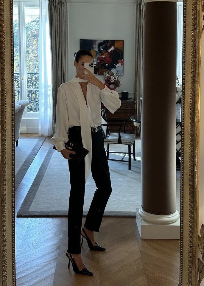 Современные новогодние образы 2026 для женщин — варианты с пайетками, жакетами, брюками и аксессуарами. elegantnyj-obraz-Klassicheskaya-belaya zhenskaya-bluza-s-dlinnym-bantom