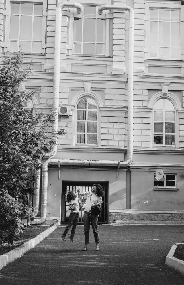 Маня и Аня ранним утром 🤍. Семейный фотограф в Томске Зарина Азизбаева