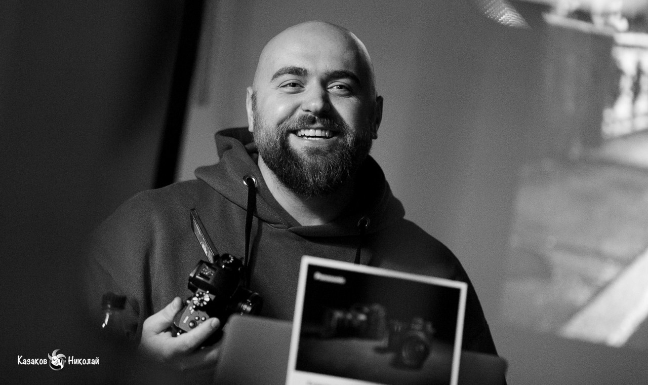 Фотограф Станислав Лиепа улыбается во время лекции