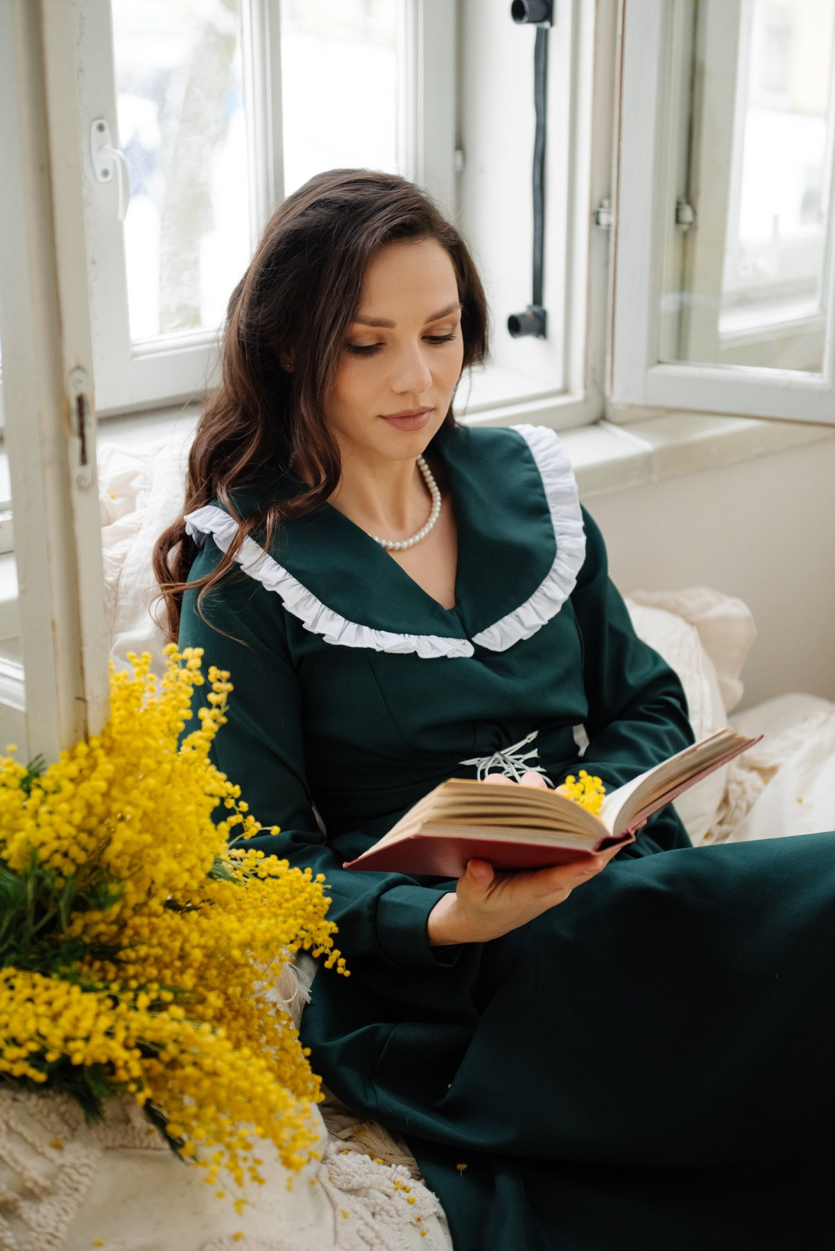 Анастасия с мимозой. Свадебный и сеейный фотограф в Санкт-Петербурге Елена Худякова