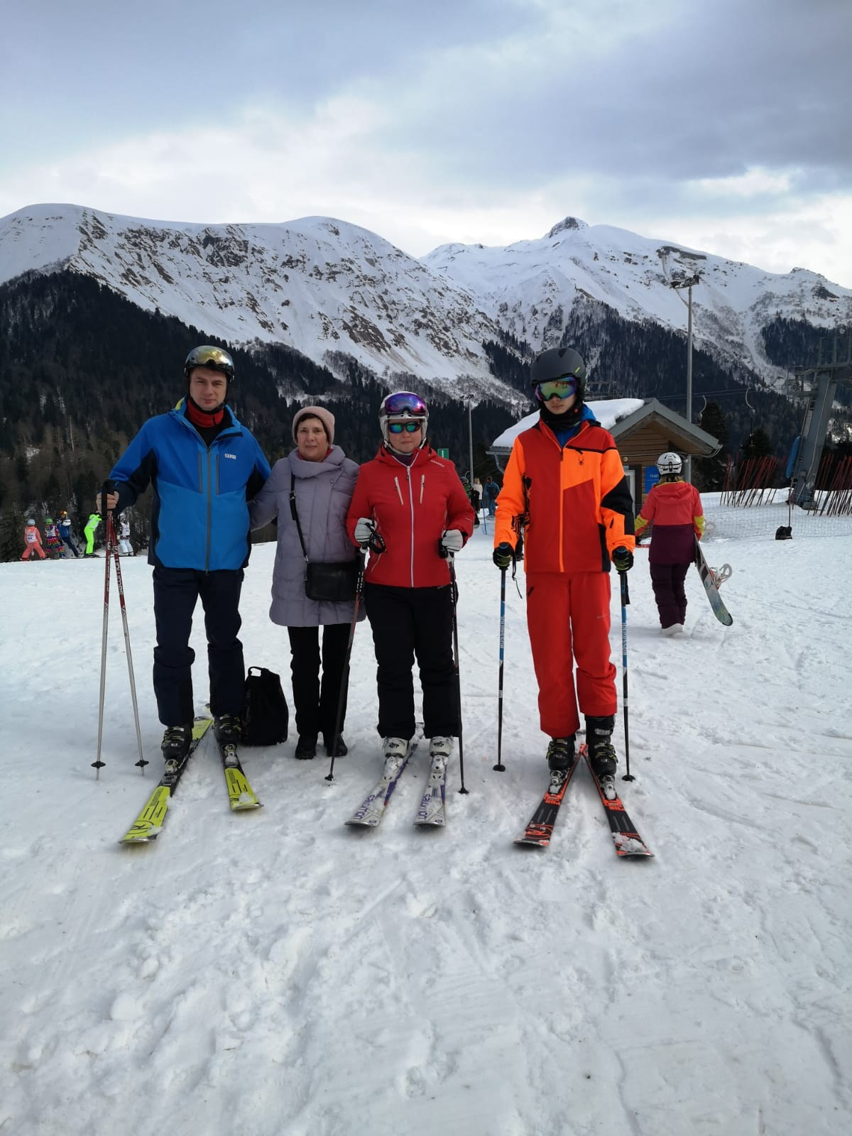 Всем кататься! Кто-то на лыжах, кто-то - на коньках