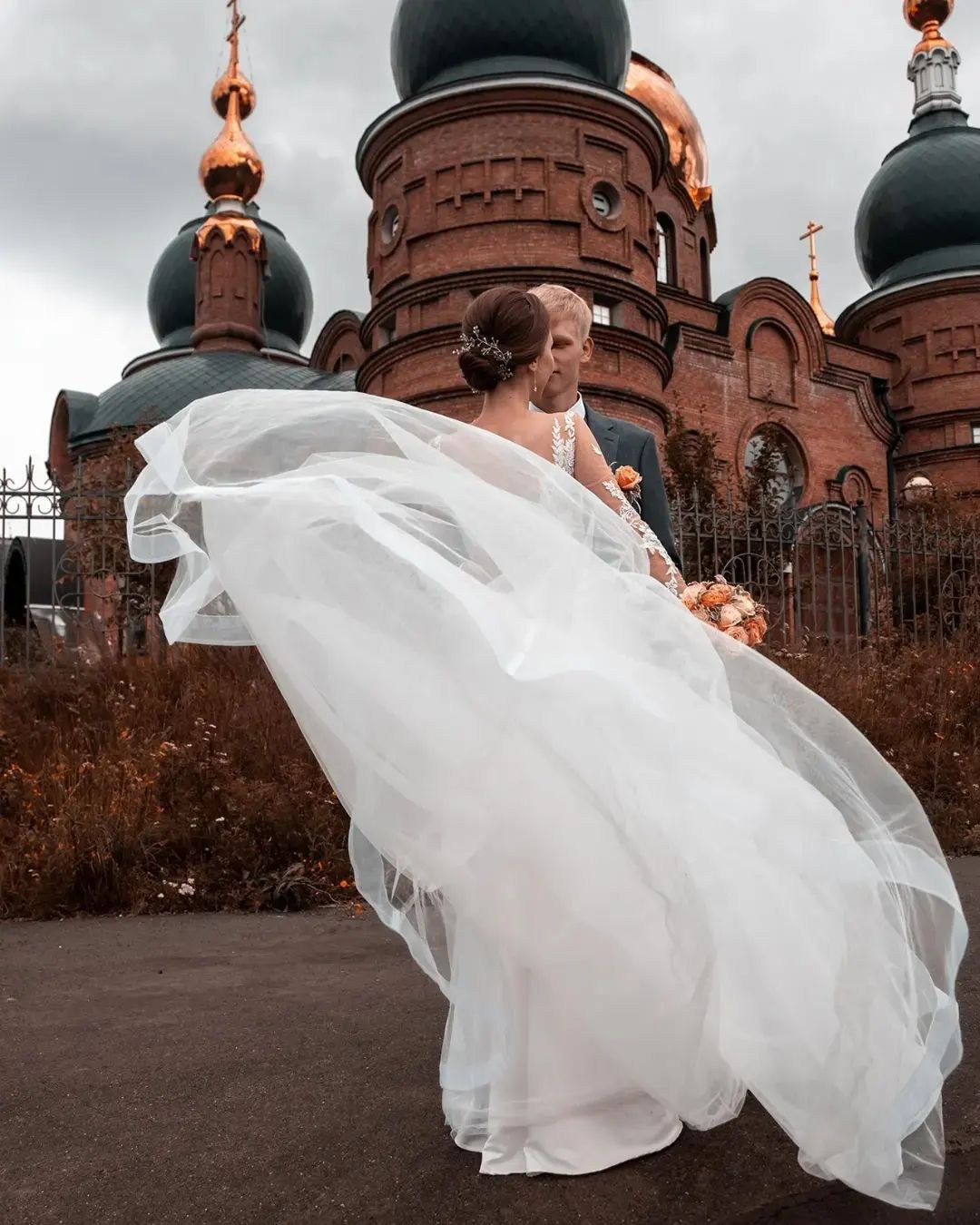 Свадебная фотография пора на фоне церкви летающая платье летящая платье летящая потом платье Кемерово Кузбасс