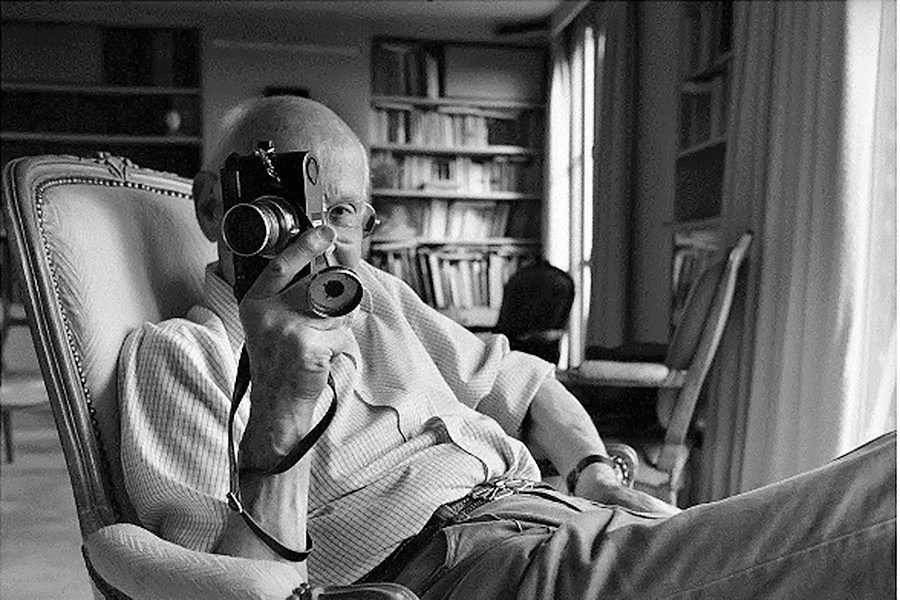 Анри Картье‑Брессон — один из самых влиятельных фотографов XX века, чьи принципы и эстетика определили развитие фотожурналистики и стрит‑фотографии.