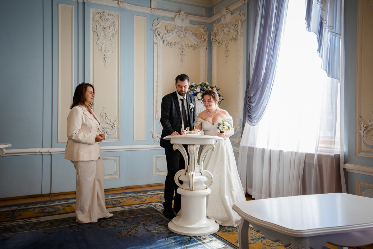 Свадебная фотосессия на улице. Свадебный фотограф в Санкт-Петербурге Антон Владимиров