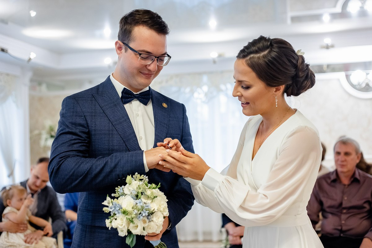 Жених и невеста. Обмен кольцами в ЗАГСе Петергофа.