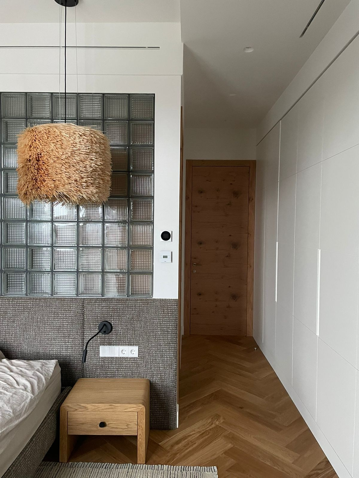 Плетенный абажур в интерьере спальни