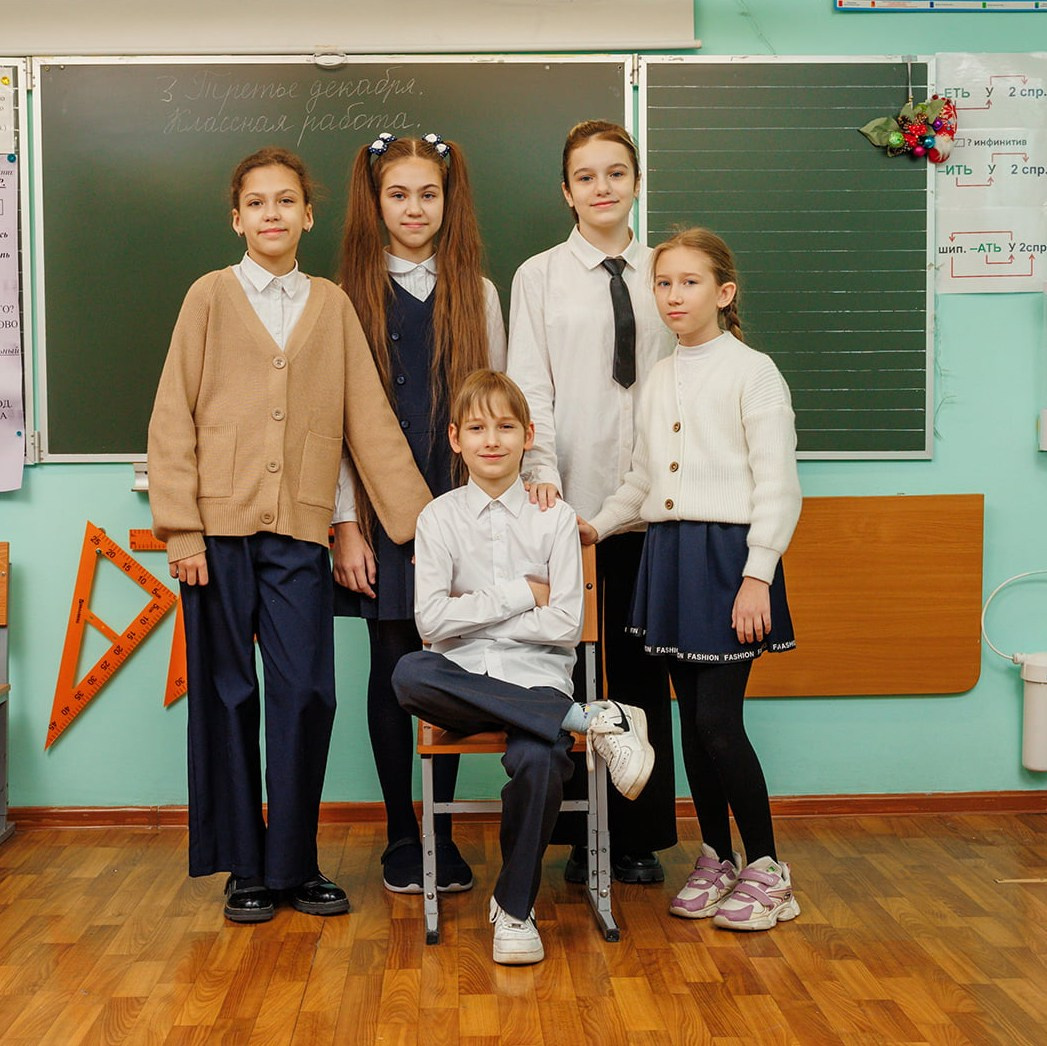 Выпускной альбом для 4 класса: фотосессии в школе и библиотеке. СИГМА | Студия выпускных альбомов Красноярск
