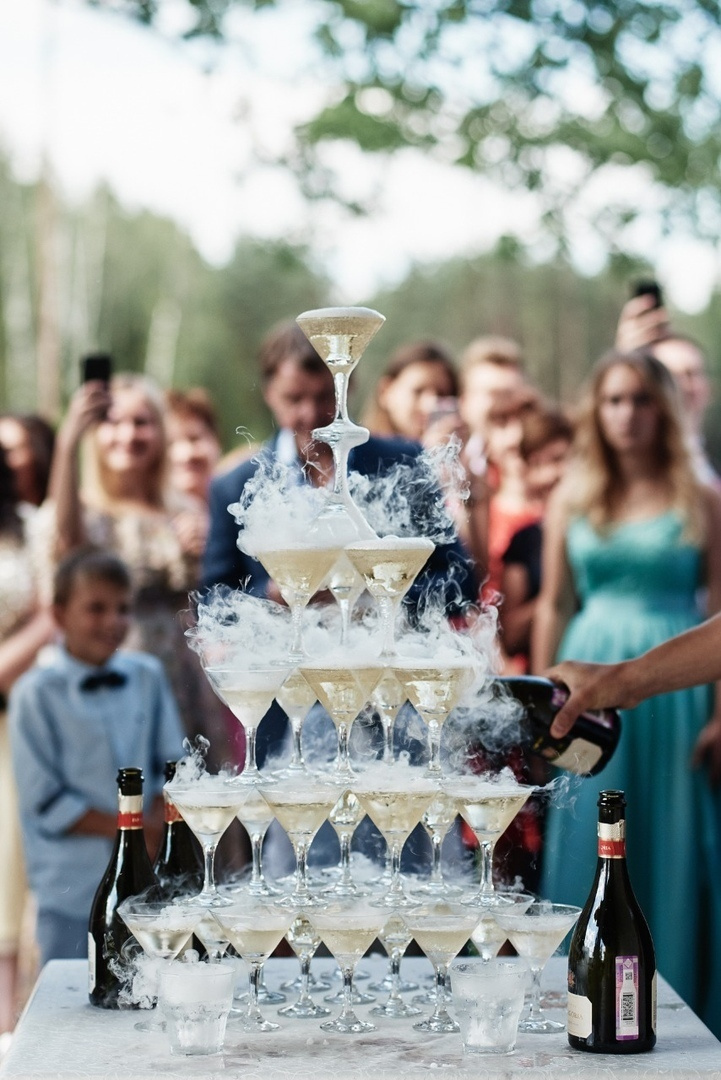 Пирамида из шампанского. Кейтеринг Royal Catering | По Москве и Московской области организуем ресторанное обслуживание