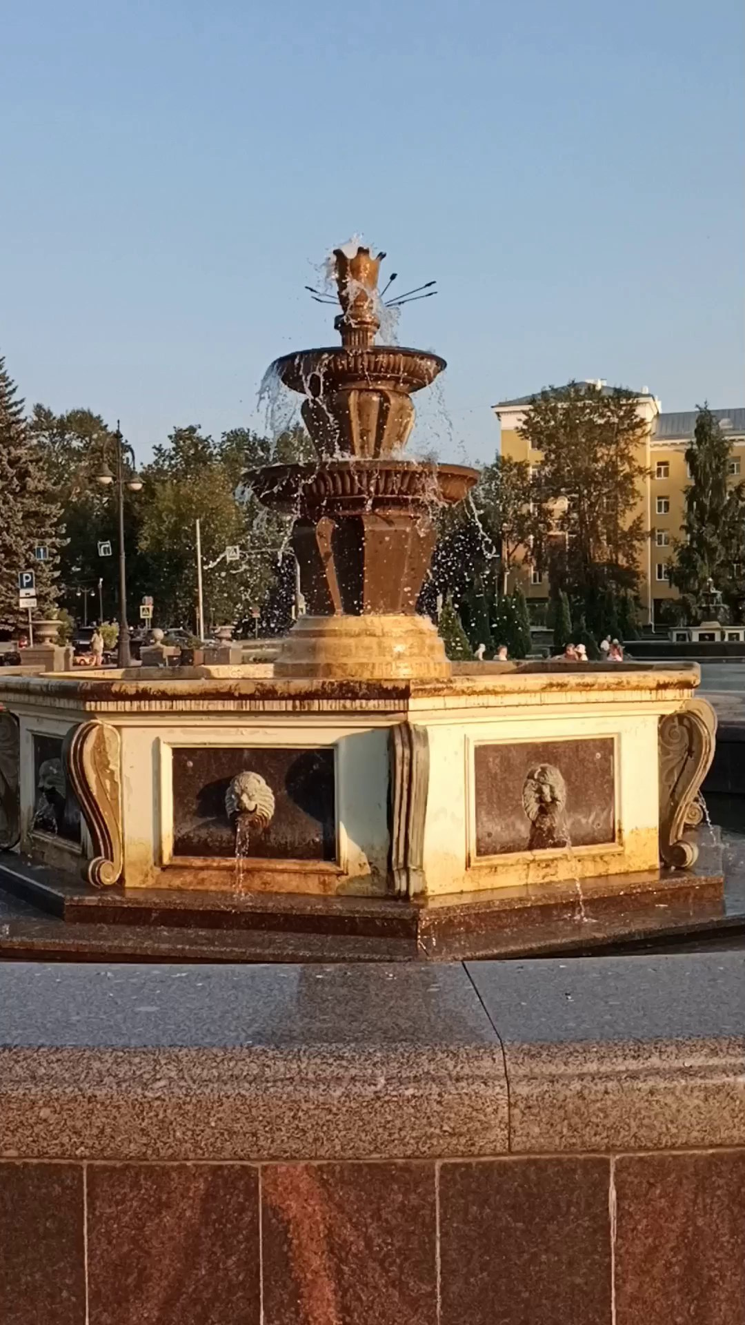 Маша на прогулке летом. Фотограф Пермь. Фотосессия в фотостудии Перми и на свежем воздухе