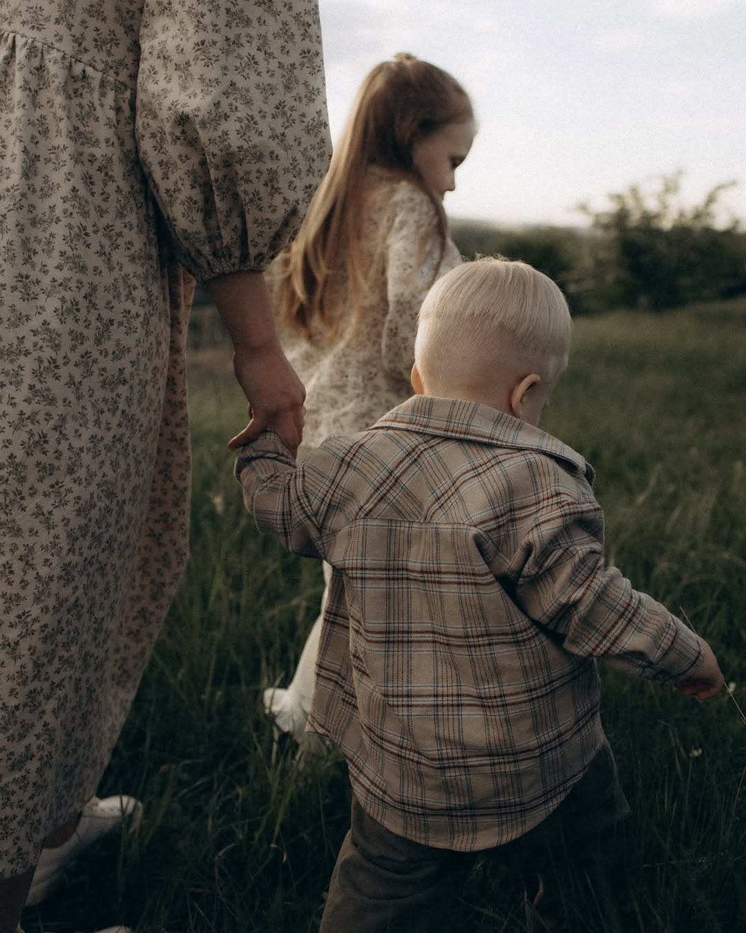 Мама с детьми / поле