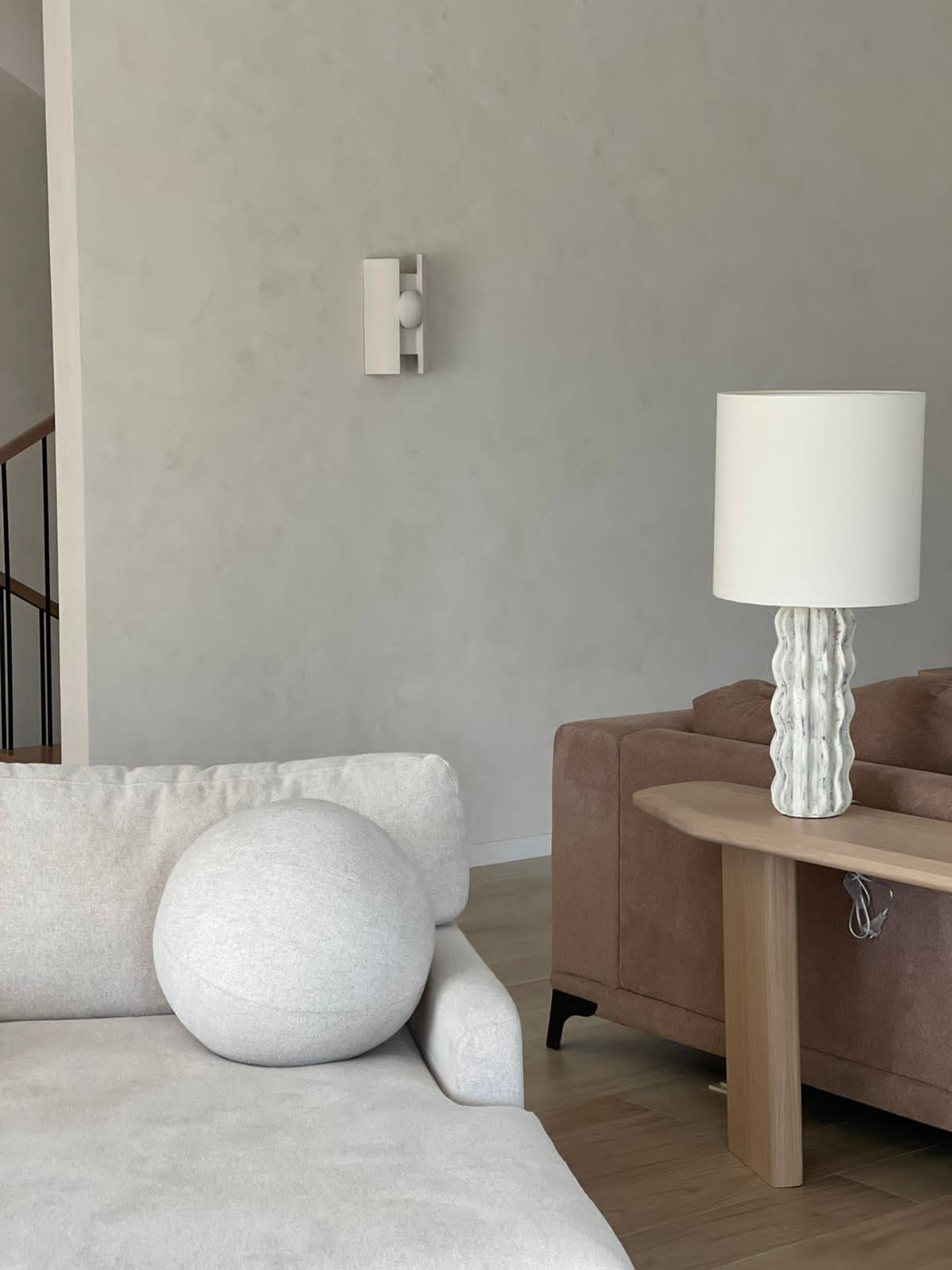 Тканевый абажур ручной работы с керамическим основанием для спальни