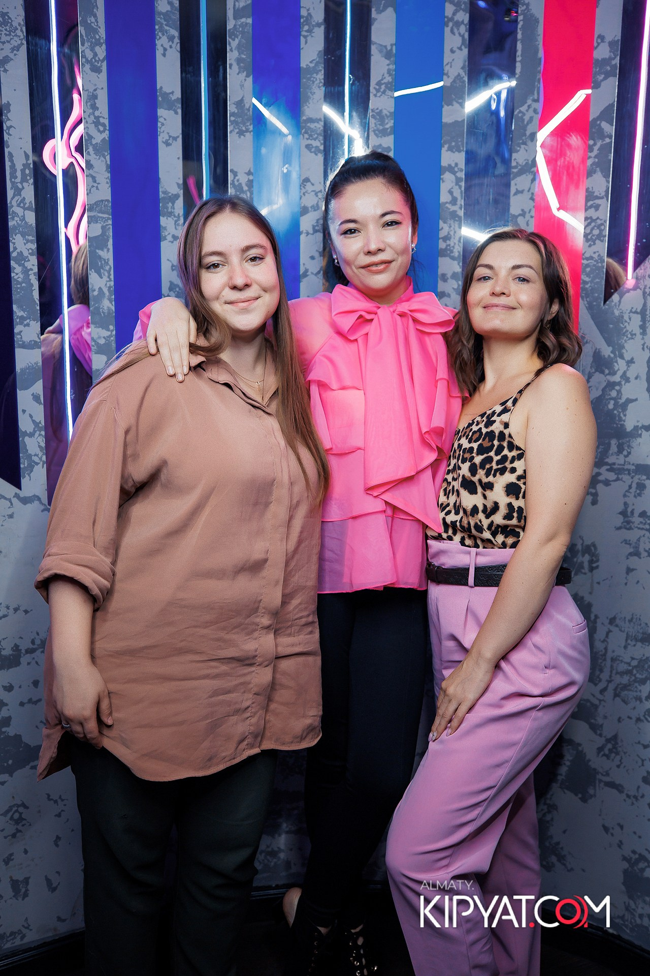 Ухо и Медведь на Гагарина. КИПЯТКОМ АЛМАТЫ!