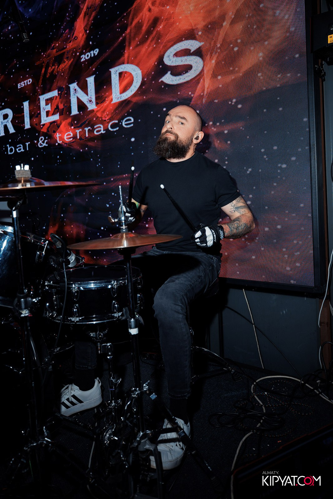 FRIENDS BAR & TERRACE. КИПЯТКОМ АЛМАТЫ!
