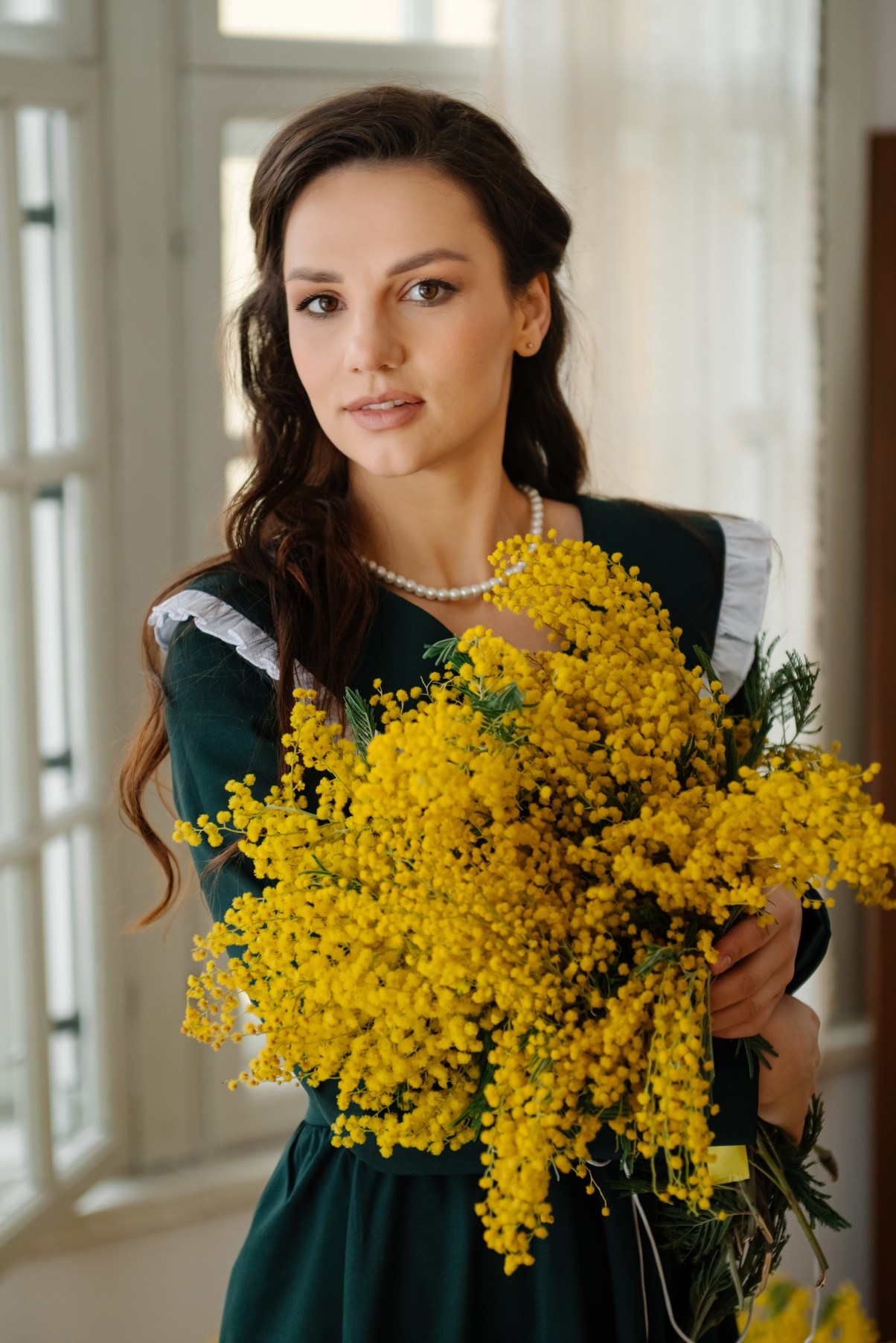 Анастасия с мимозой. Свадебный и сеейный фотограф в Санкт-Петербурге Елена Худякова