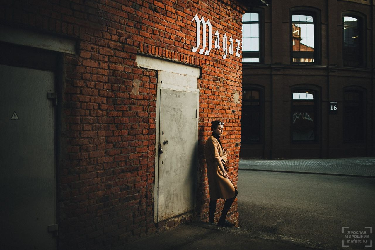 Локация у дома для фотосъемки — двор с красивым фасадом