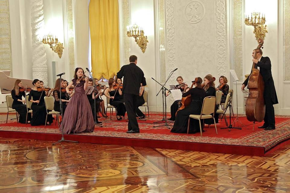 На сцене. Скрипачка Анна Савкина