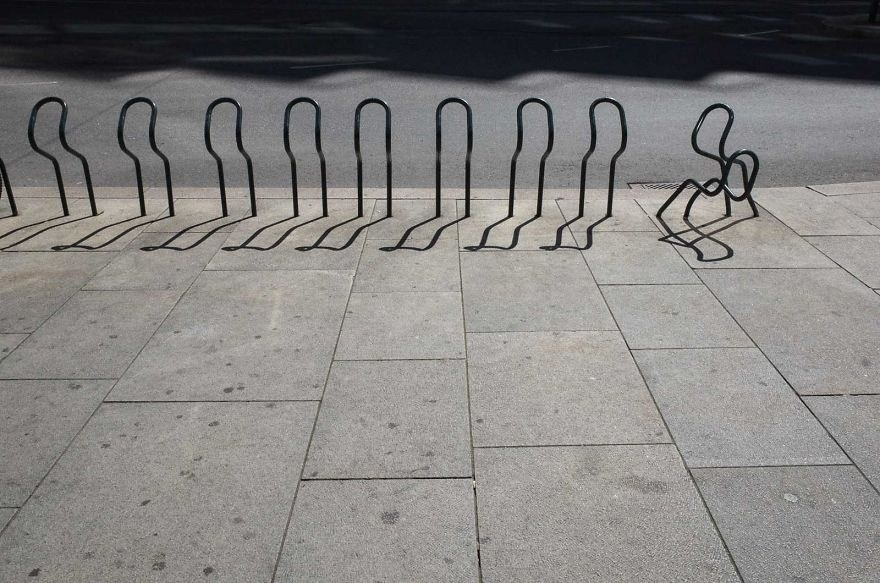 уличная фотография с неожиданными визуальными совпадениями и ритмами