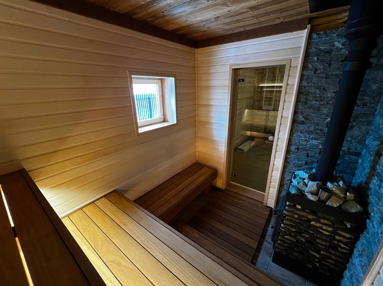 Парная в Коробицино выполнена из необычного сочетания светлой липы, термоабаши и брашированной доски Шале на потолке. SaunaTopMasters