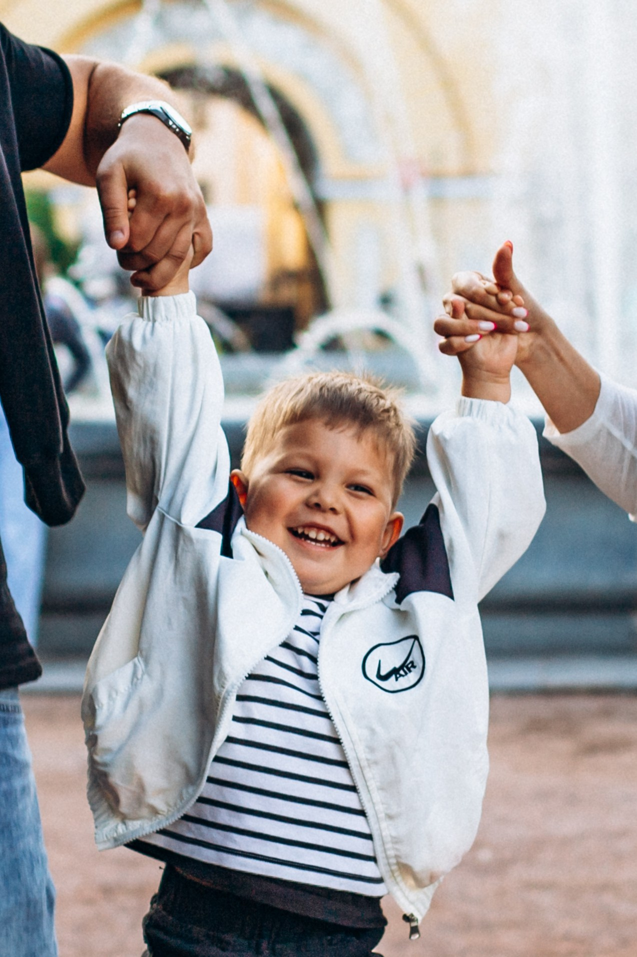 Яна с семьей в августе. Фотопрогулка в Петербурге. Индивидуальный и семейный фотограф в Санкт-Петербурге
