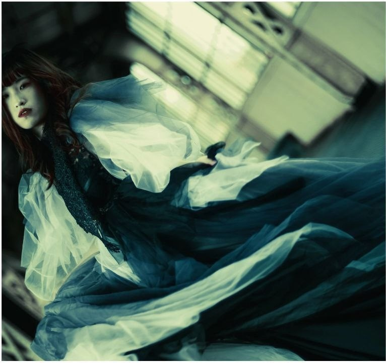 Художественный портрет девушки в развевающимся платье с темными глазами на витебском вокзале