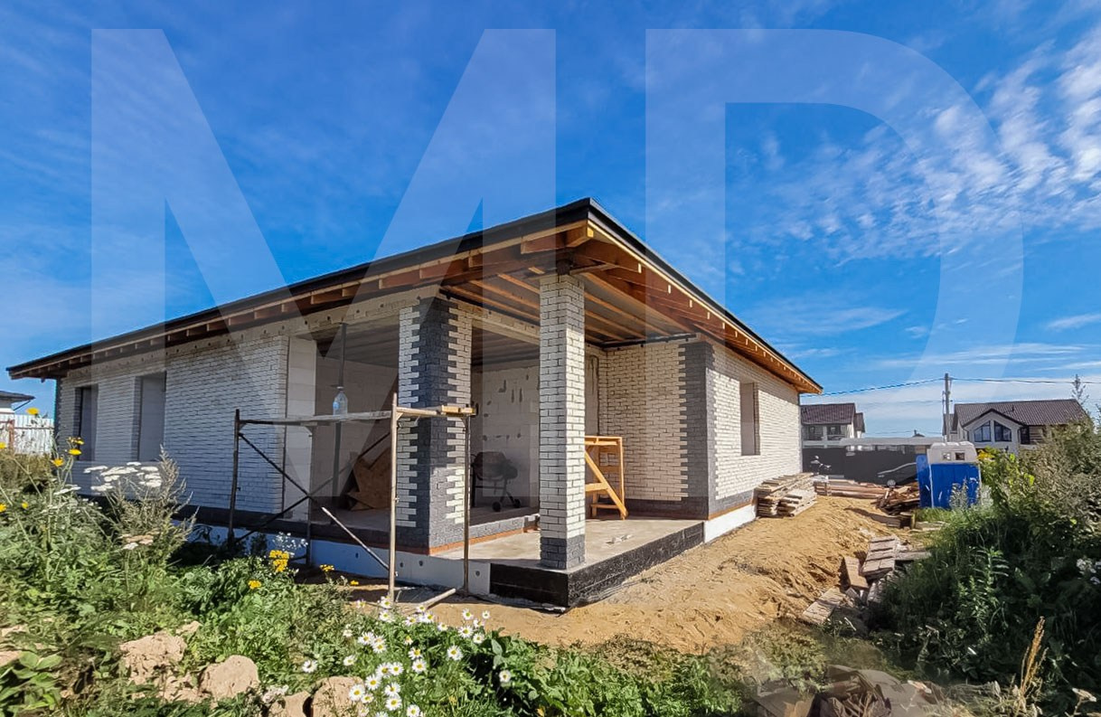 Фасад  — светлый, современный и функциональный. Облицовка кирпичом