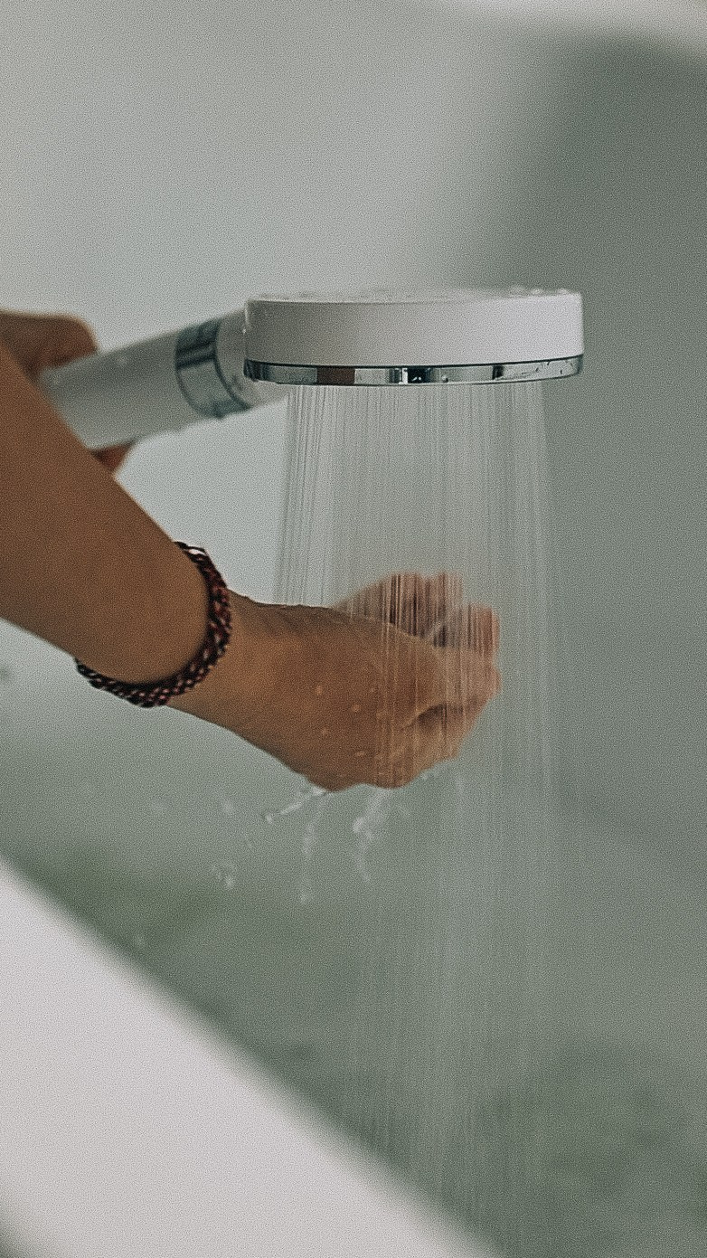 Элиза купается в ванне. Семейный фотограф в Москве Дарья Пузикова